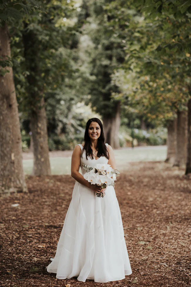 Vestidos de novia sencillos de corte A con escote en V y sin mangas